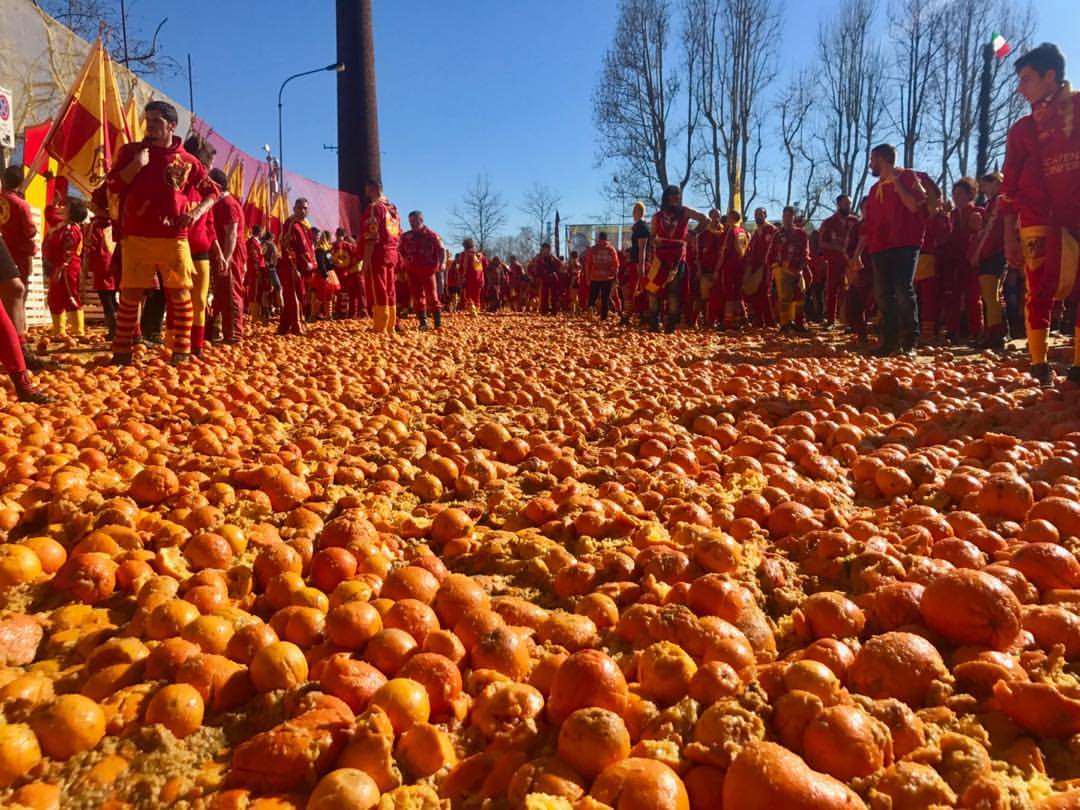 Боевые поля с фруктами. • Битва апельсинов (Battle of the Oranges) - Италия. «Апельсиновая битва» в Ивреа. Фестиваль апельсинов в Италии.