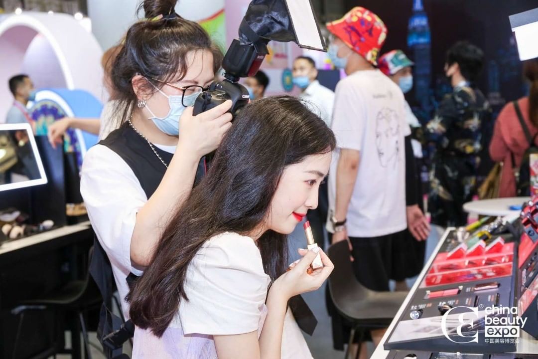 Beauty influencer at