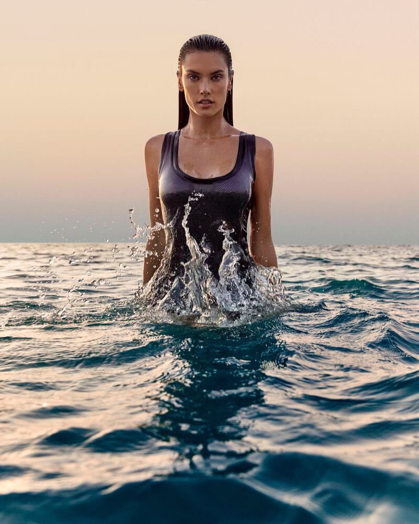 Девушка в воде красиво. Алессандра Амбросио Harper. Yulia Gorbachenko. Фотосессия в воде. Девушка выходит из воды.