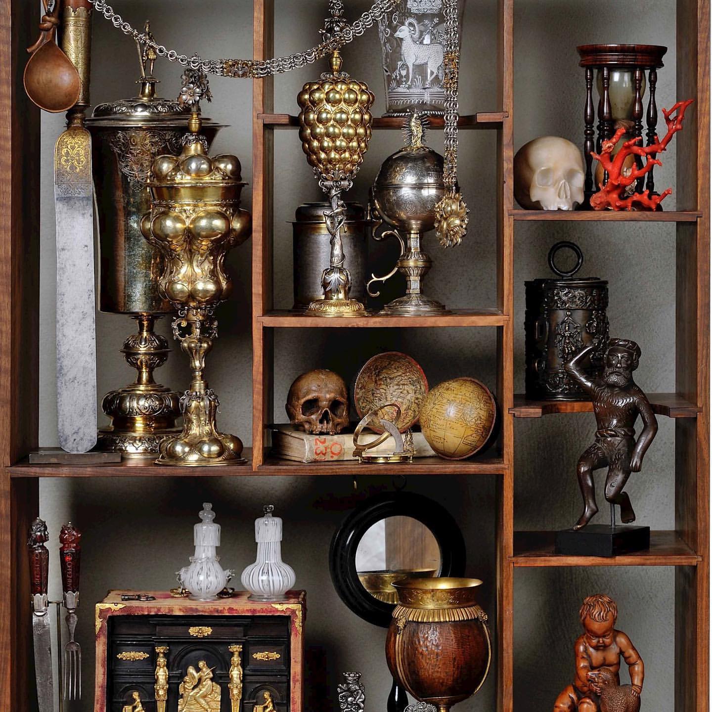 Has this cabinet of 