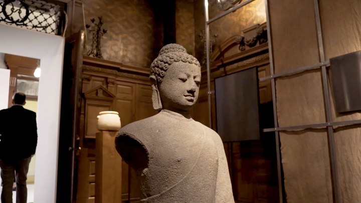 Sculpture stands out