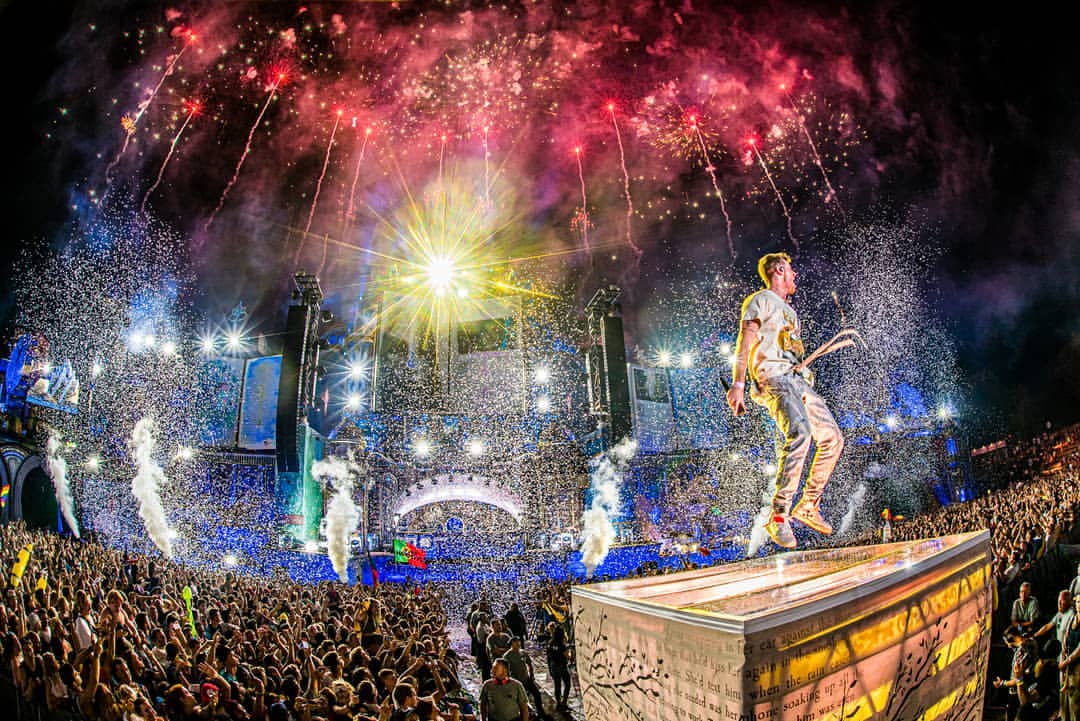 Light up the sky wit